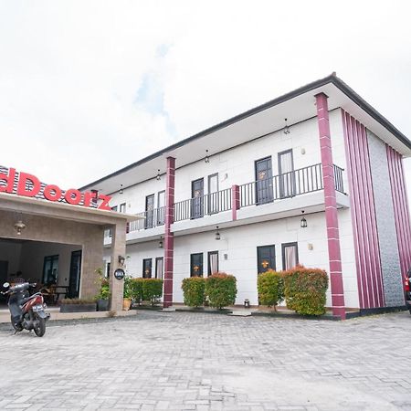 Reddoorz @ Wisma Pangrango Palangkaraya Buitenkant foto